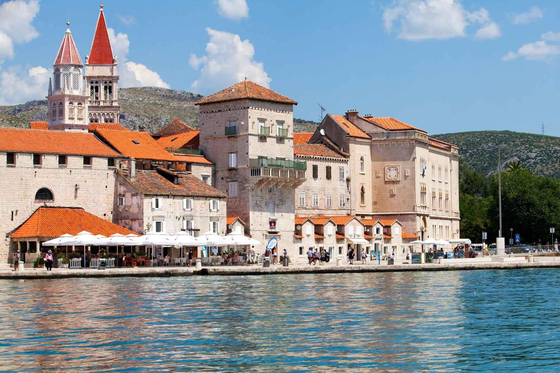  Riva promenade in Trogir © Denis Peroš